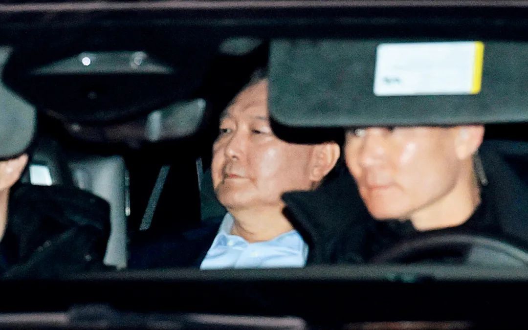 1月15日，韩国京畿道果川市，韩国公调处结束当天对被停职总统尹锡悦（中）的调查，随后将其押送至首尔拘留所。图/视觉中国