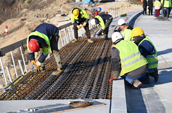 施工现场的工人们《人民之声》