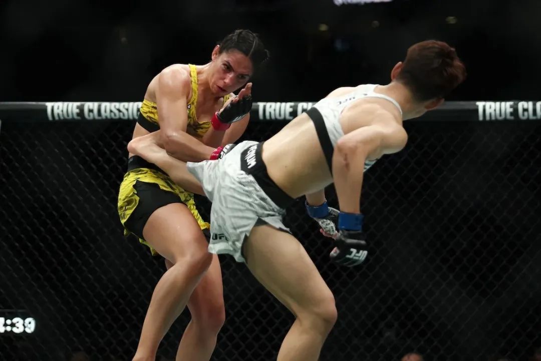 Resultados del UFC 316: A punta de patadas, Wang Cong supera a Ariane da Silva