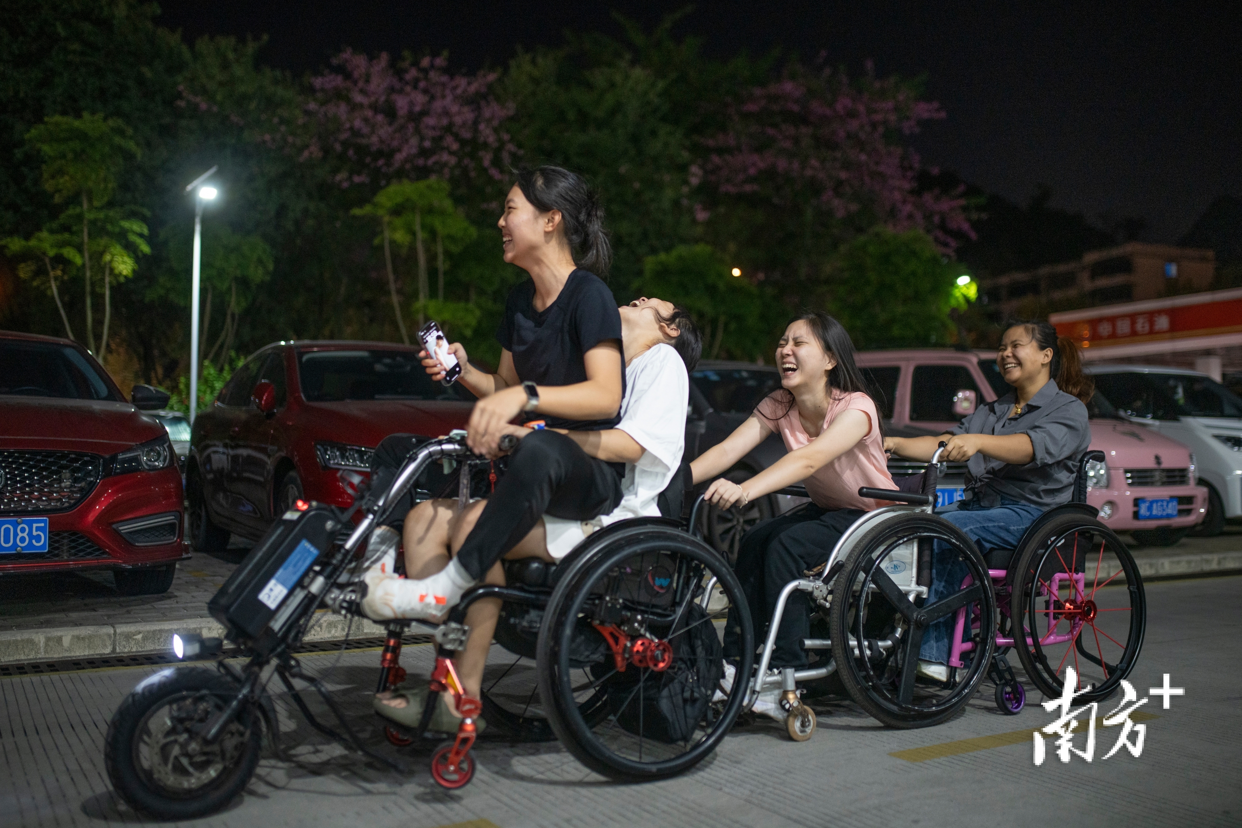 训练之余,杨晓婷与队友一同体验电动轮椅。