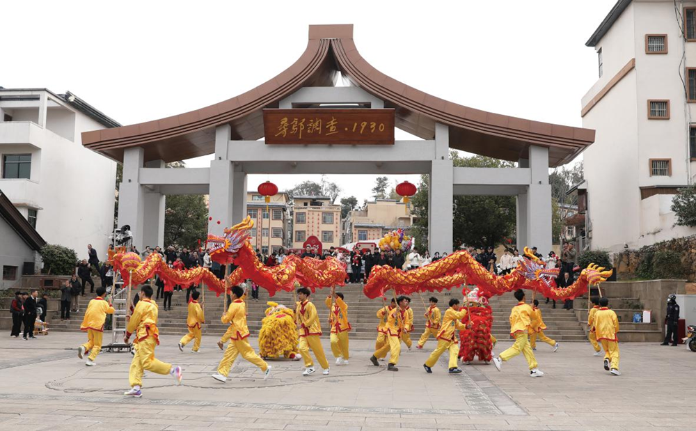 蛇年新春佳节，赣州市寻乌县举办多场活动贺新春。图为位于三二五村的“寻乌调查·1930”红色文旅街区，当地居民在“龙来了”新春接龙活动中举行传统舞龙舞狮表演。
