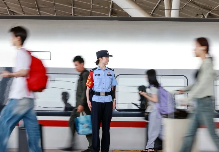4月30日,女乘警在武汉站站台巡视安全。新华社发(赵军摄)