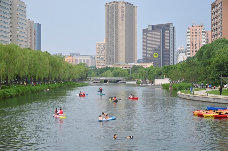 亮马河改造后整体水质得到提升,成为人们休闲的好去处。图/IC photo