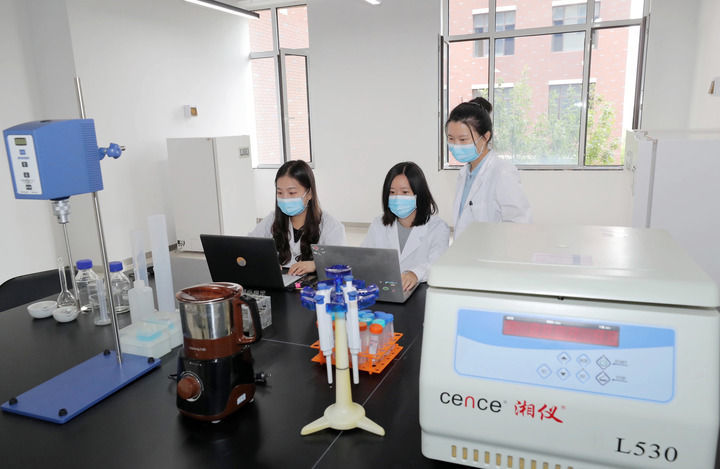 在天津科技大学科技园的一家初创企业内，工作人员在做实验。记者 赵子硕 摄