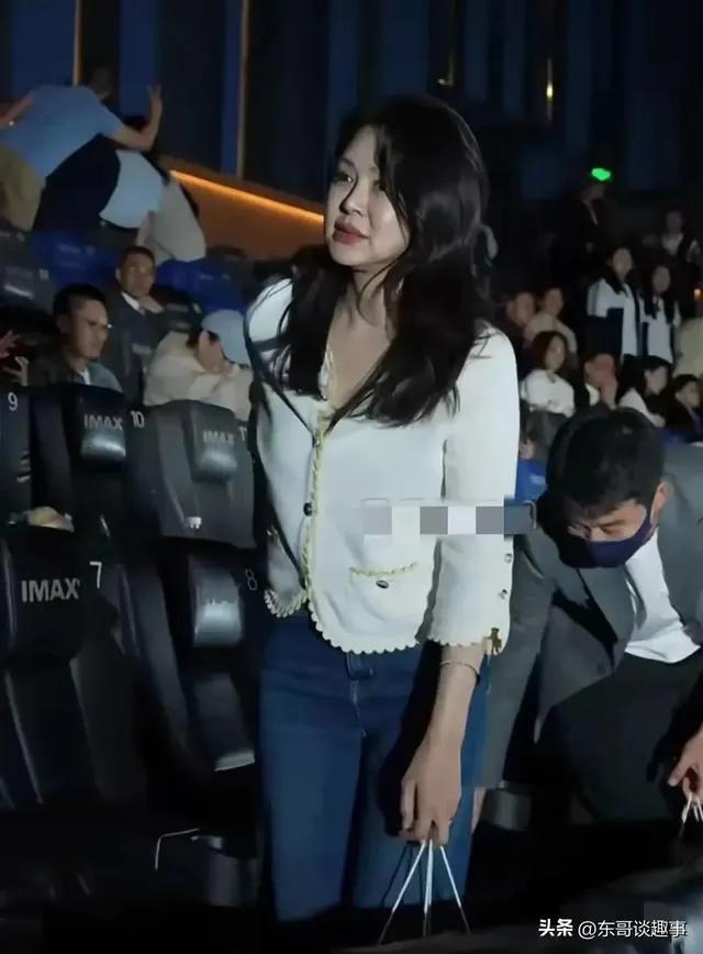 佟大为老婆关悦的脸好吓人，肿成了奶白馒头，脸上打了多少针呀？