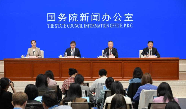 5月7日，国务院新闻办公室在北京举行新闻发布会，中国人民银行行长潘功胜、金融监管总局局长李云泽、中国证监会主席吴清介绍“一揽子金融政策支持稳市场稳预期”有关情况，并答记者问。新华社记者 李贺 摄