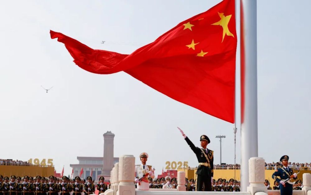 9月3日，纪念中国人民抗日战争暨世界反法西斯战争胜利80周年大会在北京隆重举行。这是天安门广场举行隆重的升国旗仪式。新华社记者 费茂华 摄