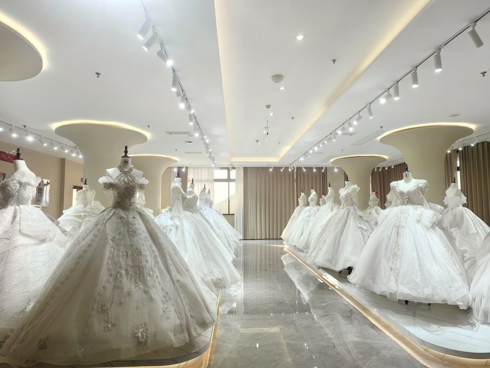 丁集镇某家婚纱企业展示的婚纱礼服。新华社记者 汪海月 摄