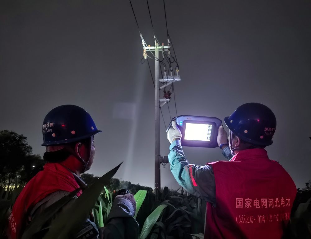国网馆陶县供电公司工作人员利用夜间时段巡视涉农线路。新华社记者赵鸿宇 摄