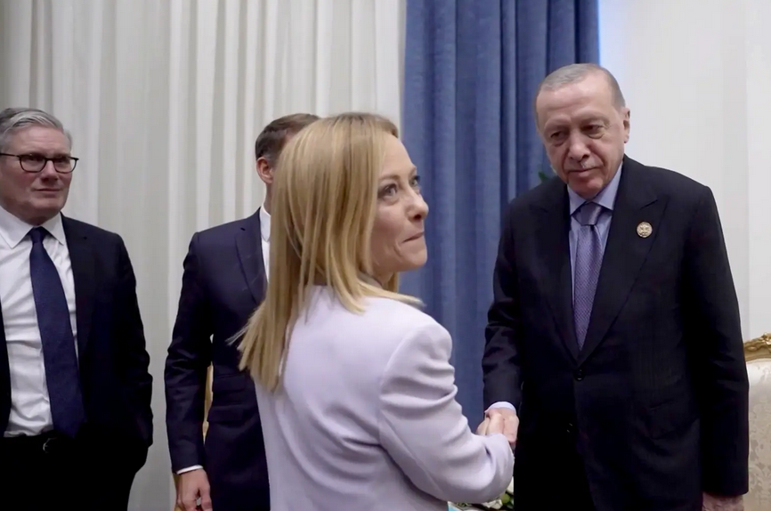 当地时间10月13日,土耳其总统埃尔多安(右)与意大利总理梅洛尼握手交谈。图源:美媒