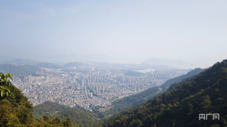 从白鹤岭古官道俯瞰宁德蕉城城区(央广网记者 张子剑 摄)