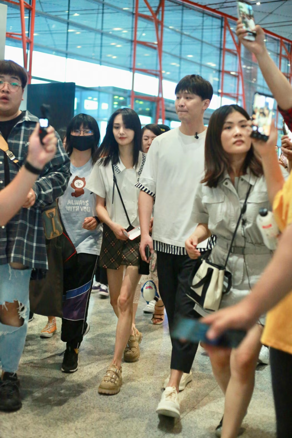 2019年，中国女演员郑爽（左）与男友张恒抵达北京机场。 图片来源：ImagineChina/Alamy