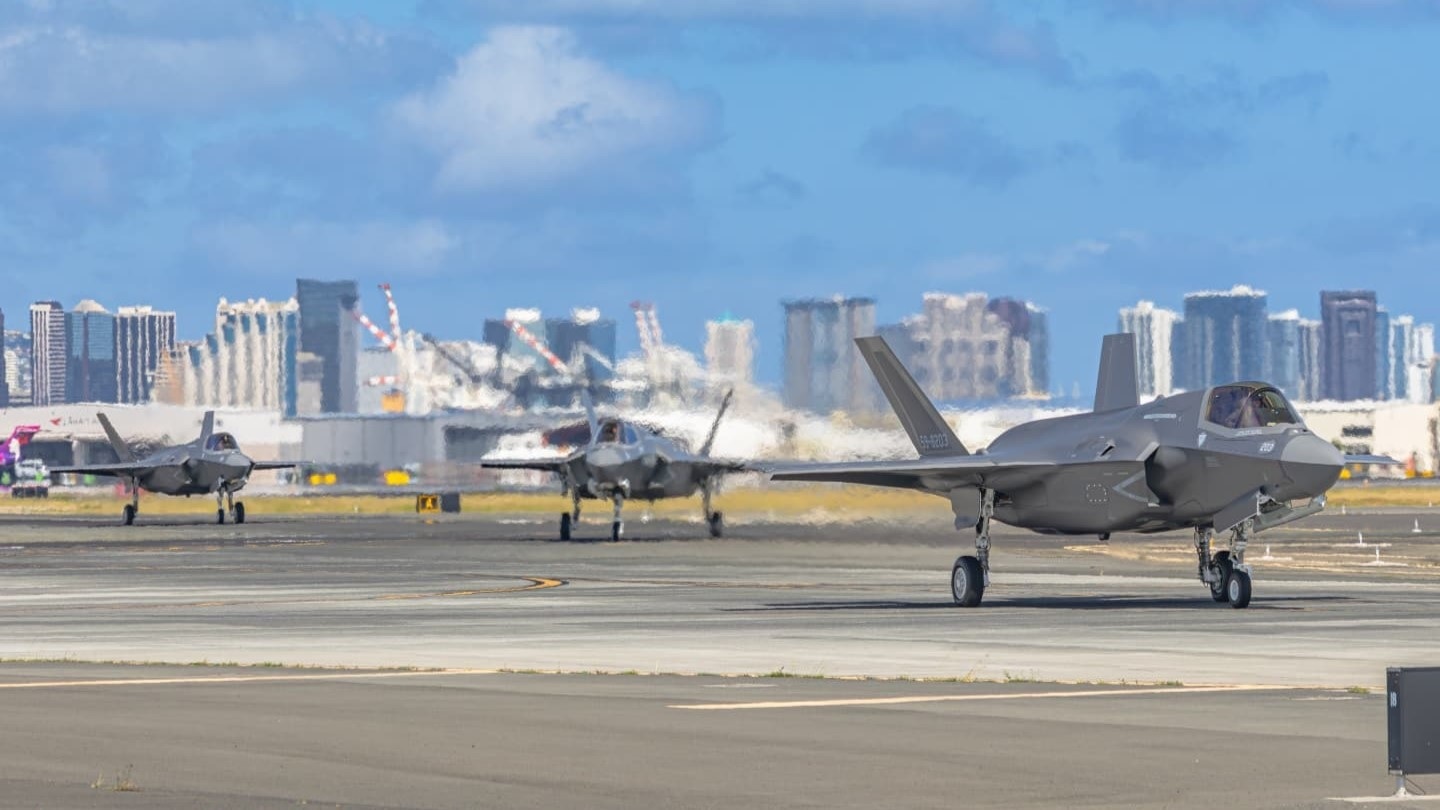 本月初，3架F-35B在从美国飞往日本途中，短暂停留珍珠港希卡姆联合基地 社交媒体