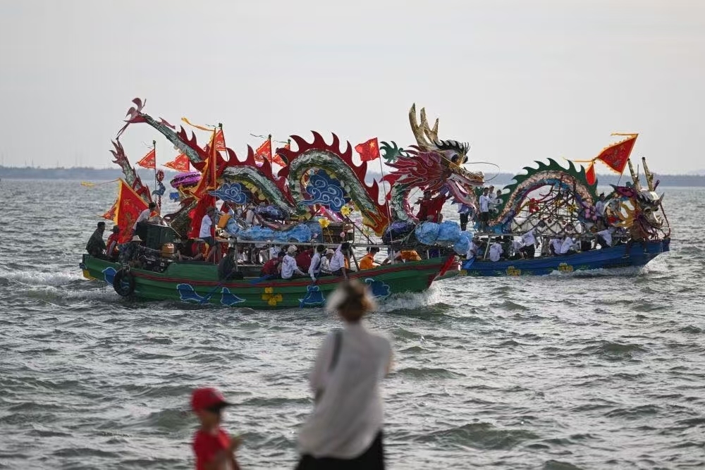 海南儋州市光村镇泊潮湾的游海龙舟活动。 新华社记者 蒲晓旭 摄