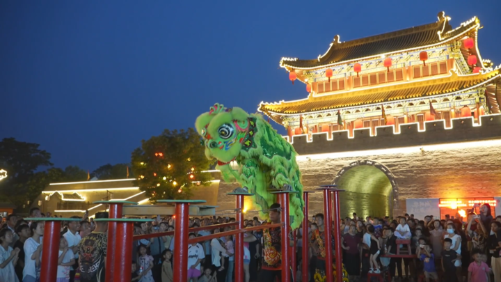 2025年7月,河南省鹤壁市浚县古城,当地文旅部门组织的民俗社火表演成为夜晚的亮点,吸引众多市民和游客前来游玩。新华社视频截图