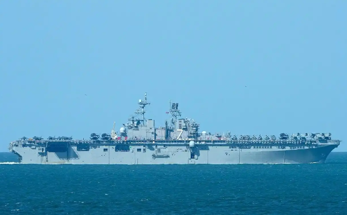 在这次行动中,美军派出了以“硫磺岛”号两栖攻击舰为首的两栖戒备群。