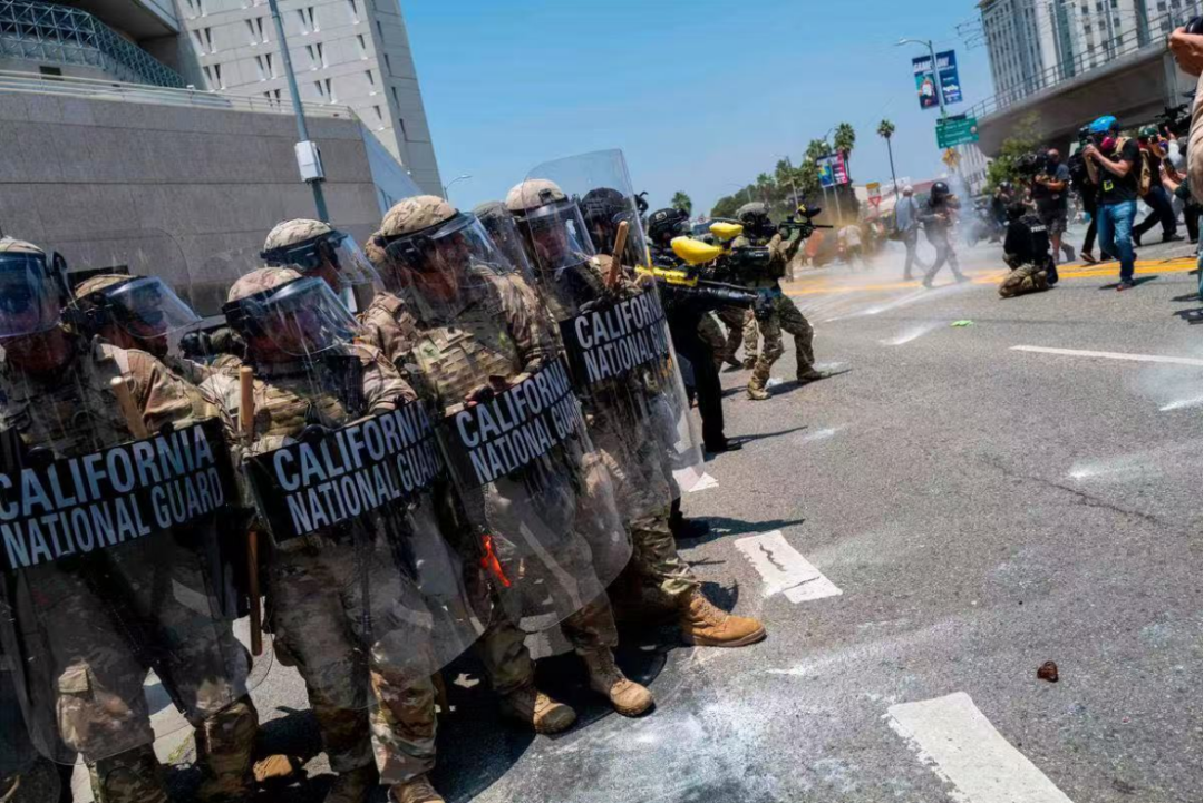 ◆驻守在洛杉矶的国民警卫队举起盾牌,严阵以待。