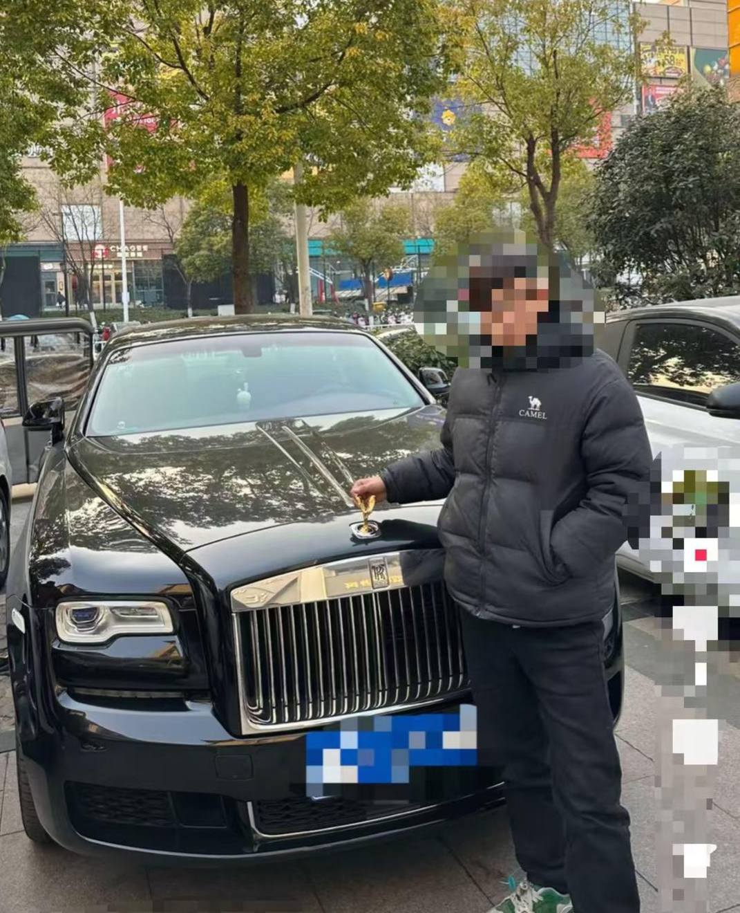 ▲汪先生此前在社交媒体发布的自己与劳斯莱斯的合影