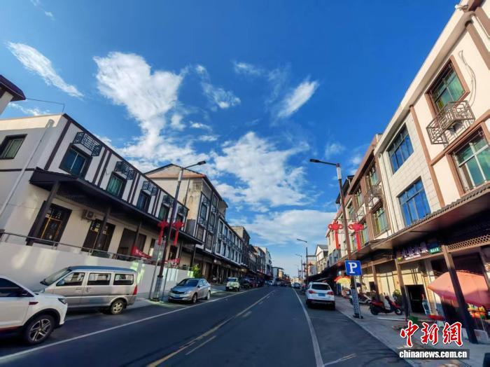 8月14日,张孟珠参与设计的鲜水村主干道阳光明媚。 雷朝良 摄