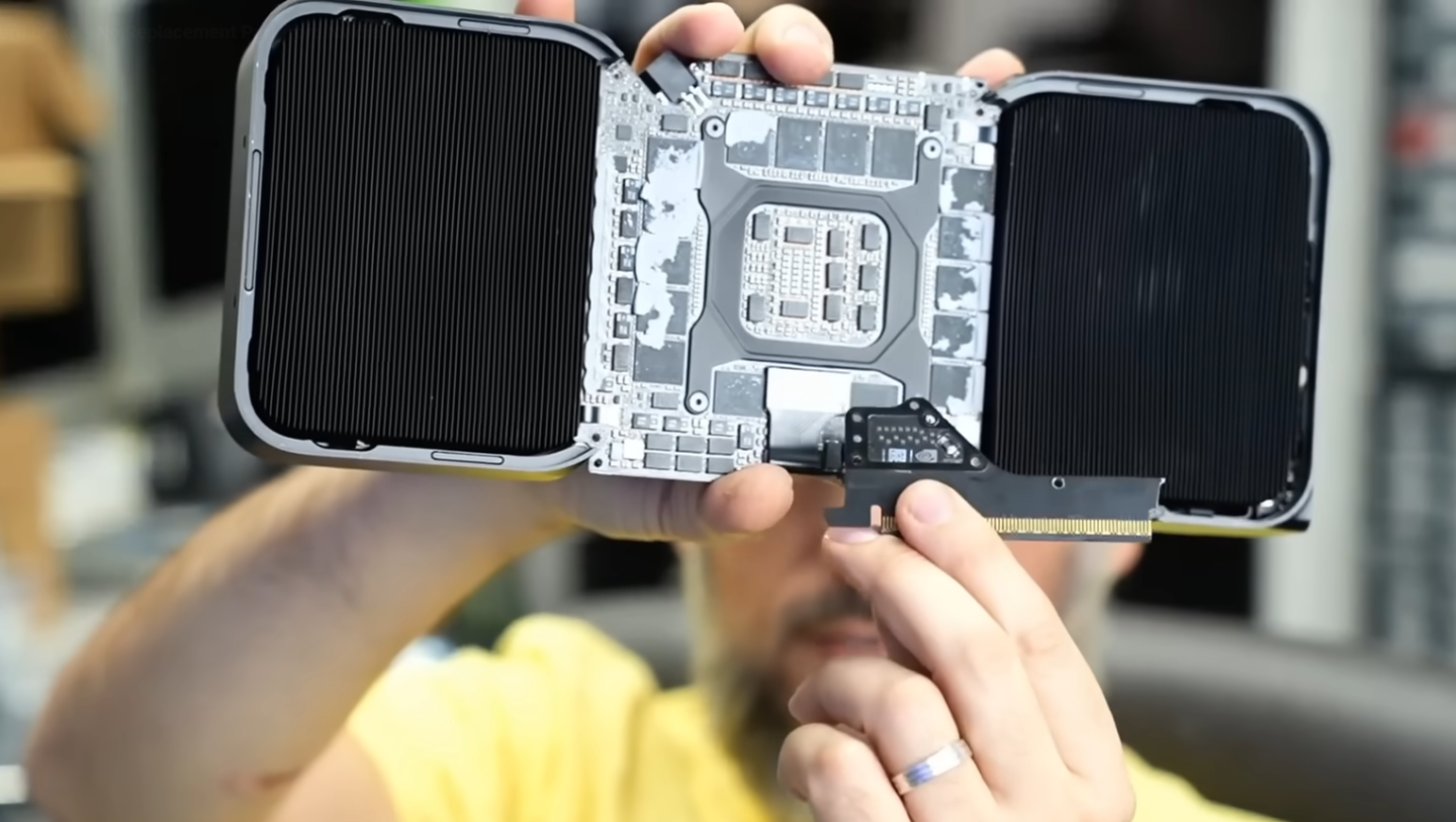 英伟达模块化设计遭炮轰:约 1 万美元显卡无备件,被迫成废品