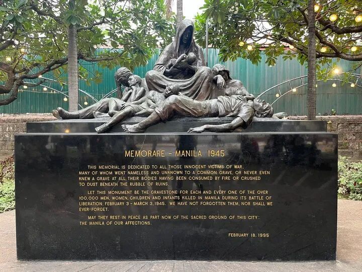 这是菲律宾首都马尼拉的“马尼拉1945纪念碑”。碑文写道：“本纪念碑献给所有无辜的战争受害者。他们中的许多人被合葬于无名或已被遗忘的墓穴，有些人甚至没有墓穴，身躯葬于火海或瓦砾之下。（新华社记者 张怡晟 摄）