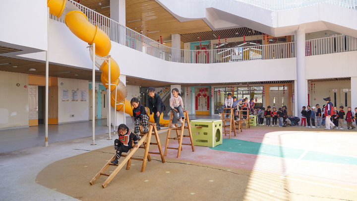 四川省昭觉县昭美社区幼儿园小朋友在老师带领下做游戏（2025年4月21日摄）。新华社记者 尹恒 摄