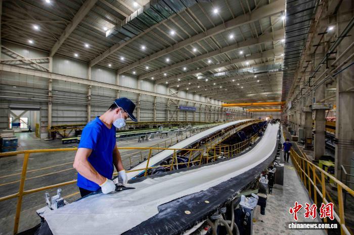 木垒县风能装备制造车间。卞红山 摄