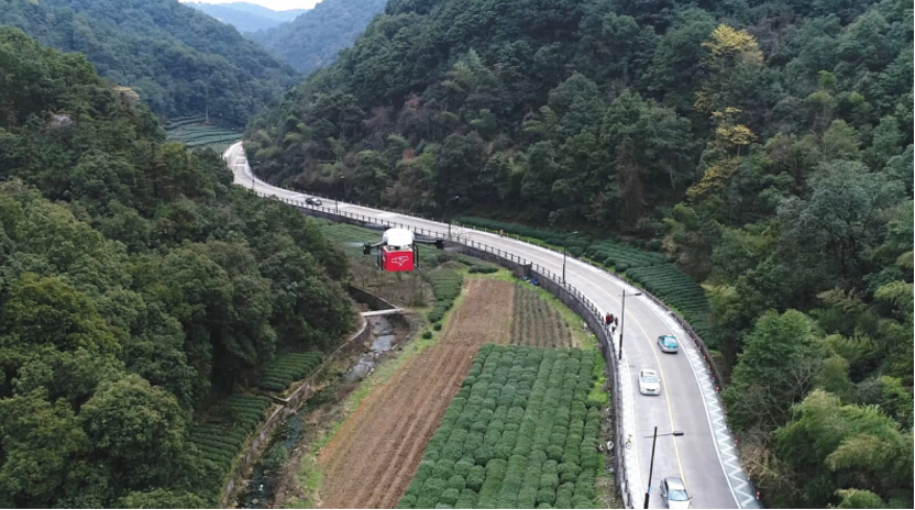 无人机在运送包裹。新华社发