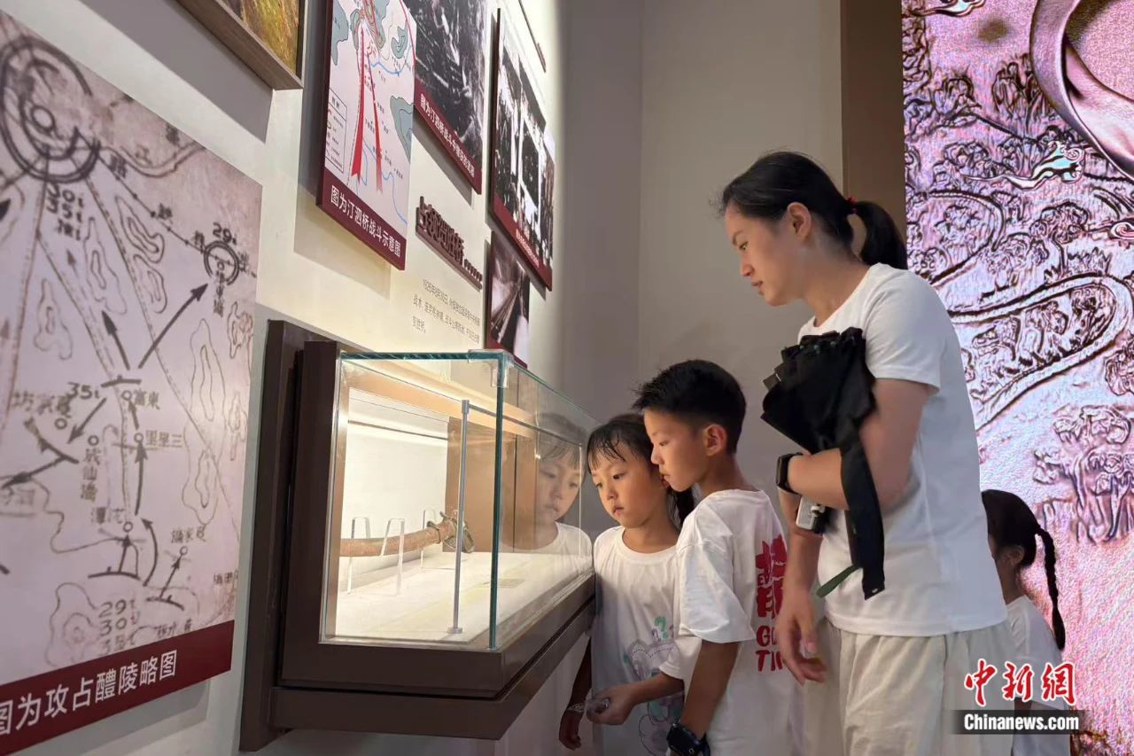 游客在新四军军部旧址(司令部)参观。付敏 摄