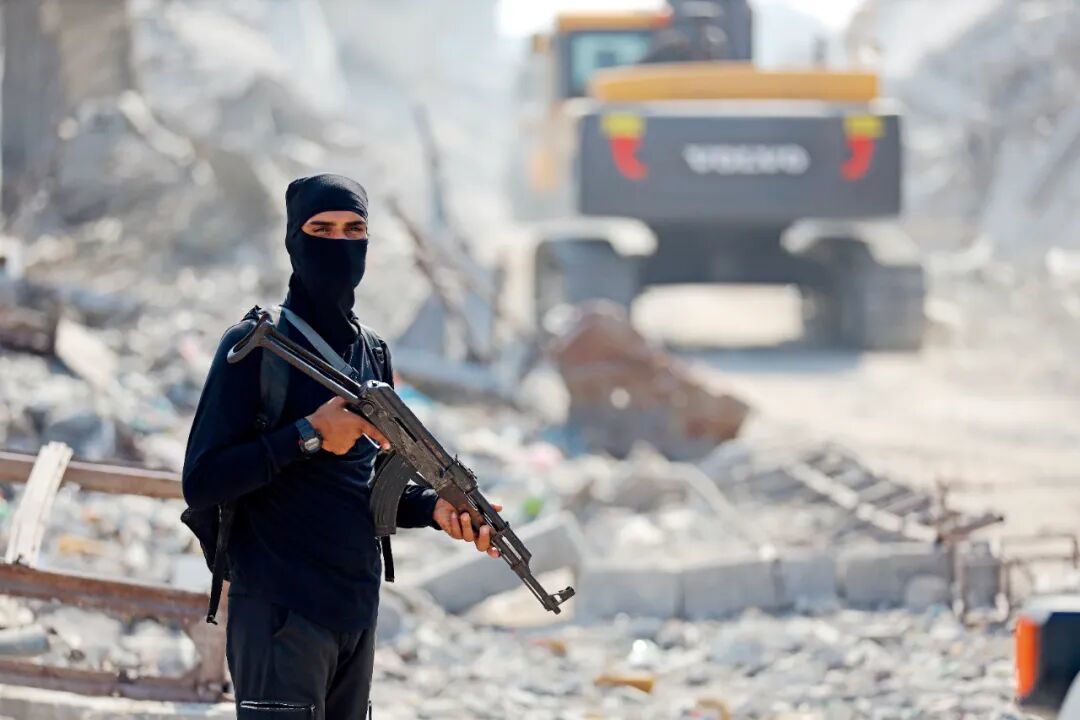 11日,在红十字国际委员会和哈马斯下属卡桑旅的监督下,埃及的重型机械继续在加沙地带搜寻以色列人质的遗体。本文图/视觉中国