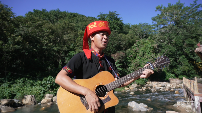 林德军演唱黎歌（央广网记者 陶淦 摄）