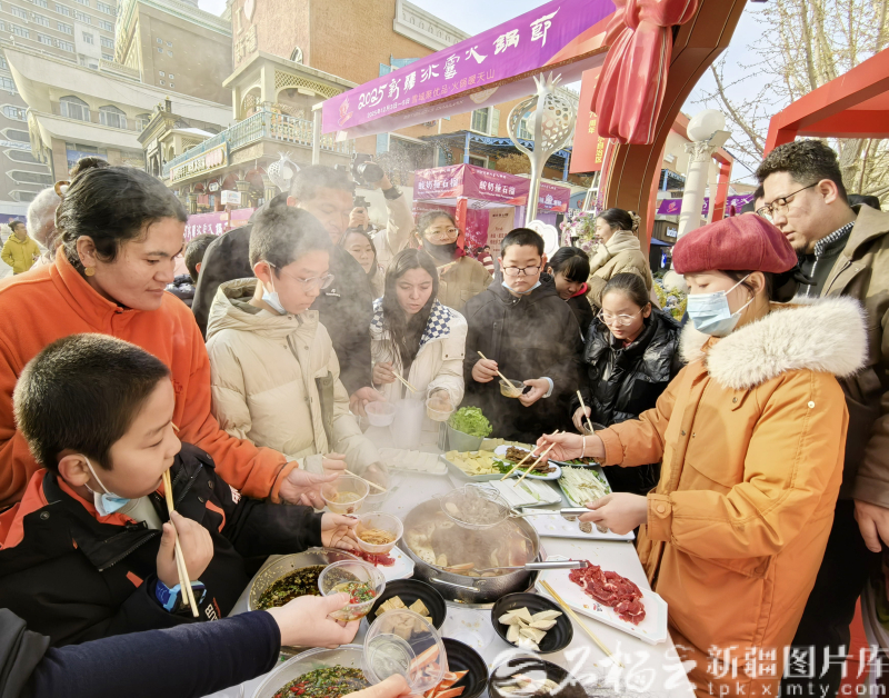 12月3日，2025新疆冰雪火锅节现场，上百种火锅集中亮相，各品牌还提供免费品尝活动。
