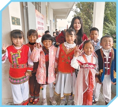 王玉珏和中庄完全小学的孩子们。周 渠摄(人民视觉)