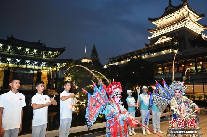 10月16日，十五運會和殘特奧會廣州賽區火炬和火種宣傳展示活動在位於廣州市荔灣區的永慶坊舉行。圖為火炬和火種亮相粵劇藝術博物館。中新社記者陳楚紅攝
