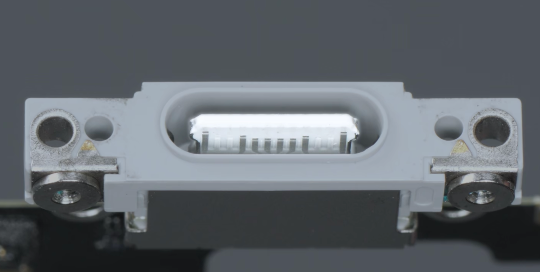 iPhone 16e 拆解:假的 iPhone 16,真的库存克星