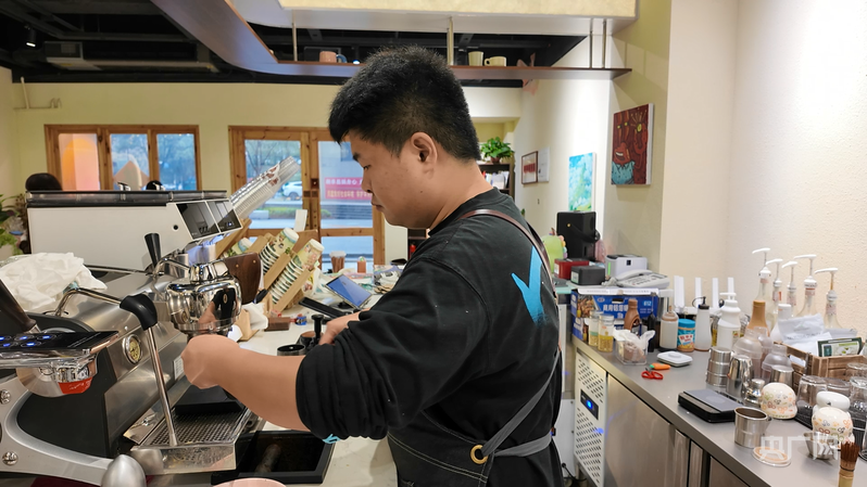 丁阳正在制作咖啡(央广网记者黄珂岚 摄)