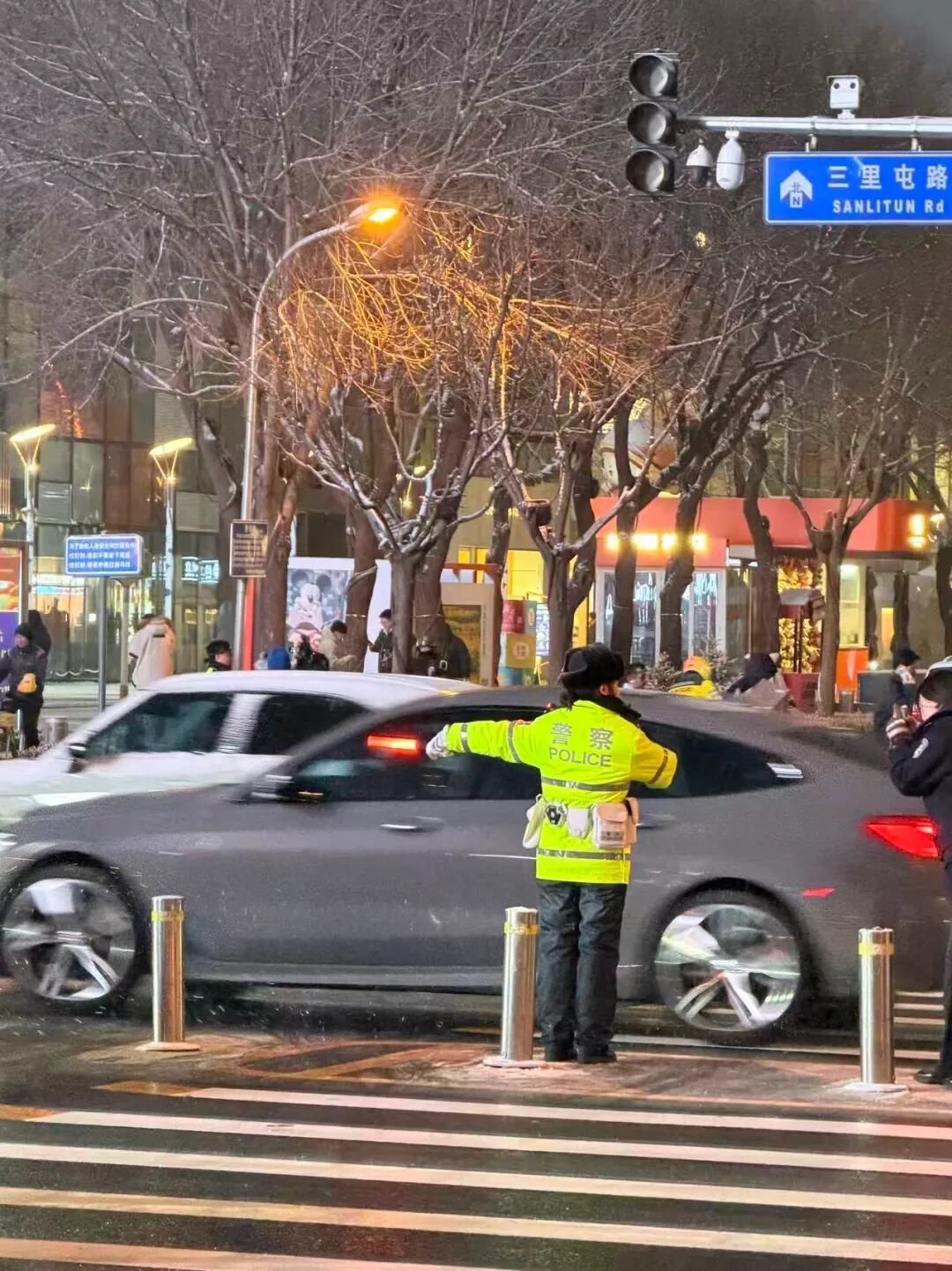 《锋面》记者闻舟摄