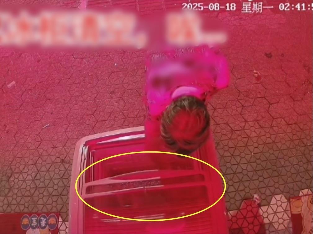 老太拿走爱心冰柜的冰棍（受访者视频截图）
