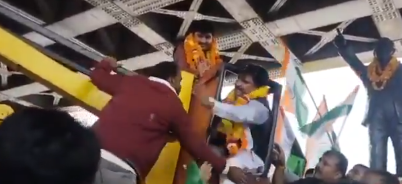 甘尼什·辛格因不满自己搭乘的起重机突发故障,当众掌掴操作员。图源:社交媒体视频截图