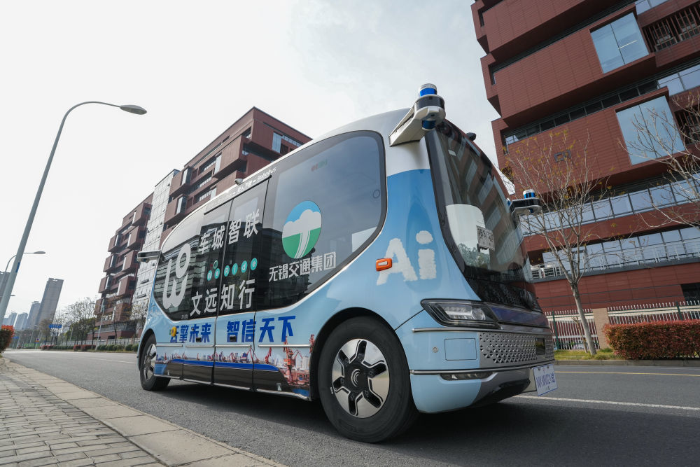 3月31日,一辆无人驾驶小巴车行驶在无锡(经开区)智能网联汽车生态产业园内。