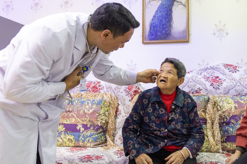 2024年10月10日,一名家庭医生在重庆高新区白市驿镇驿站社区上门为老人做健康检查。近年来,重庆高新区积极探索养老服务创新形式,通过“智慧养老云平台”监测健康数据,为独居、空巢、失能等困难老年人提供生活照料、精神慰藉、文娱教育、健康管理等个性化服务,让辖区老年人享受到优质、便捷的居家养老服务。