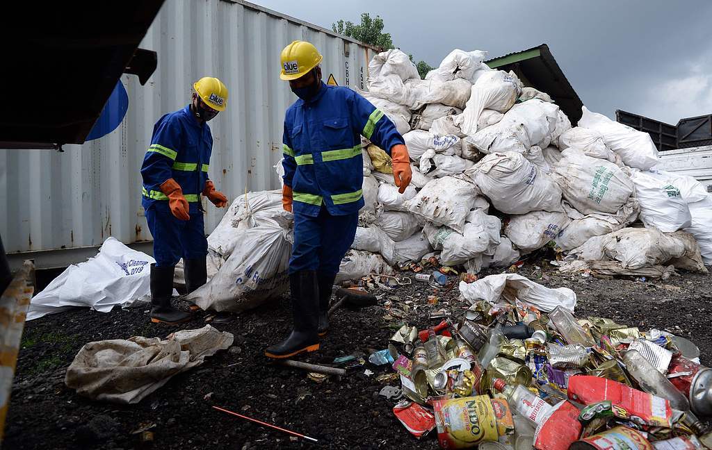 △工人们装载从珠峰收集到的垃圾(资料图)