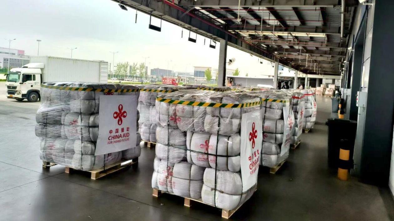 7日,中国首批地震救灾物资抵达喀布尔。(央视新闻)