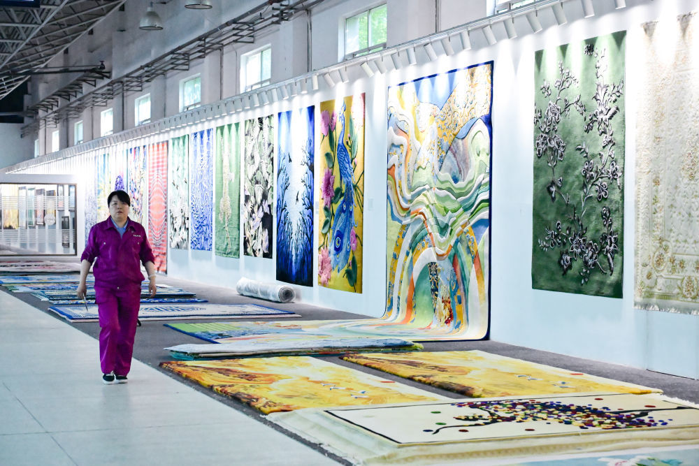 7月21日,圣源地毯集团有限公司车间内展示的各类挂毯。新华社记者 齐芷玥 摄