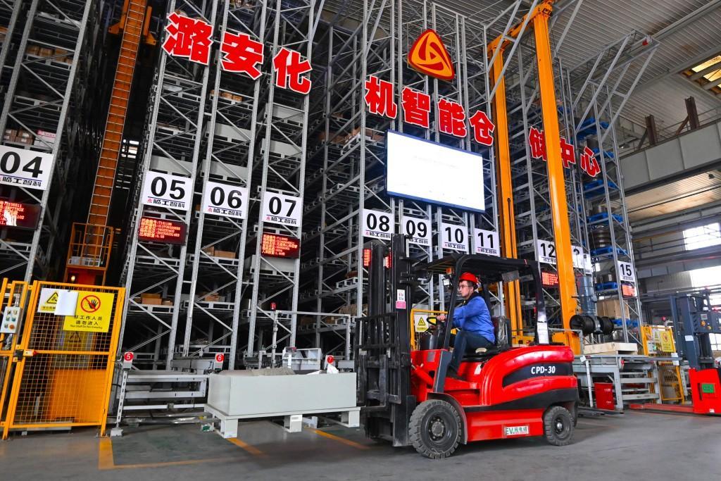 11月10日,潞安化机智能仓储中心有序运行。 澎湃新闻记者 王珏玮 图
