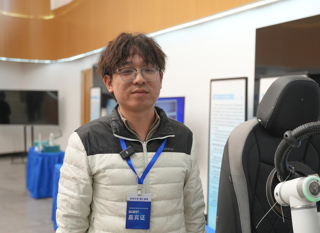 手术车怎么对接实验室成果走向生产线！AI质检汽车座椅、“定点清除”手术刀，成都这场对接会“秀”出科创肌肉_https://www.jmylbn.com_新闻资讯_第3张