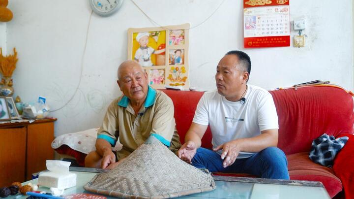 王脉凤的外孙闫桂亮老人（左）讲述自己的外祖母王脉凤