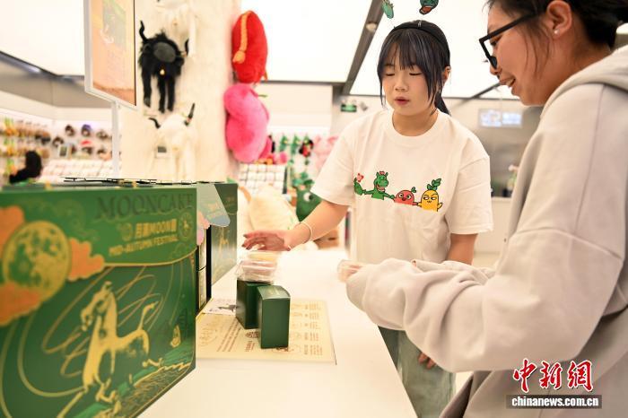 9月29日，甘肃兰州，在甘肃省博物馆艺术生馆展出的文创月饼吸引游客选购。中新社记者　九美旦增　摄