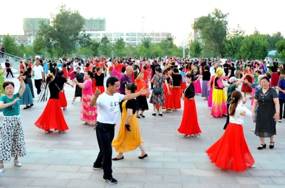沙湾市百余名舞蹈爱好者同跳新疆舞。宋建亮 摄