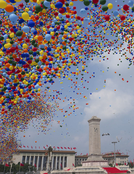 2025年9月3日,纪念中国人民抗日战争暨世界反法西斯战争胜利80周年大会在北京隆重举行。这是纪念大会现场放飞气球和鸽子。新华社记者 牟宇 摄